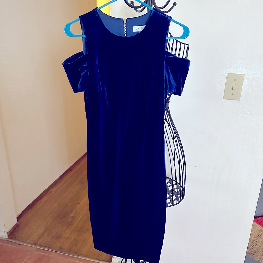 Calvin Klein cold shoulder blue velvet cocktail dress. Gorgeous royal blue